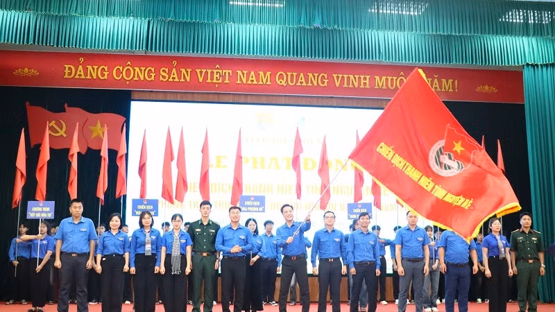 Anh Đặng Thành Huy, Bí thư Tỉnh đoàn Điện Biên thực hiện nghi thức khởi động Chiến dịch Thanh niên tình nguyện hè năm 2025. 