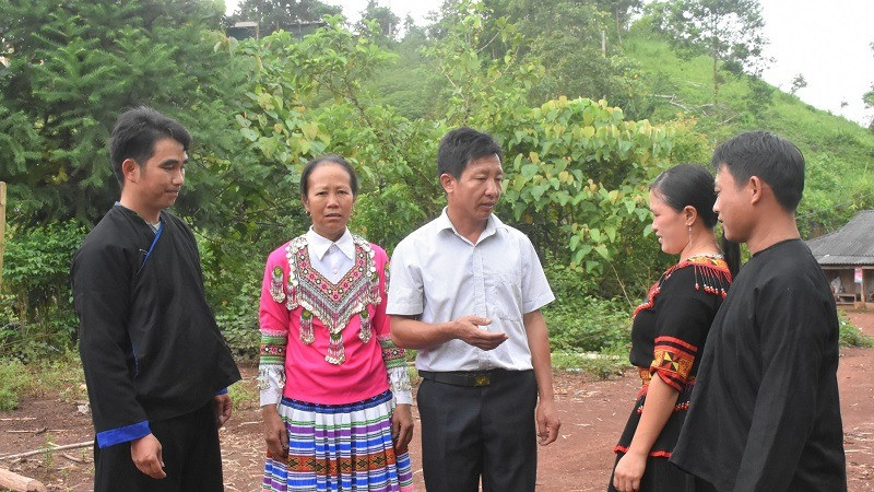 Người có uy tín ở xã Nậm Chua, huyện Nậm Pồ (tỉnh Điện Biên) vận động người dân tích cực tham gia hiến đất xây dựng công trình giao thông nông thôn tại địa bàn.