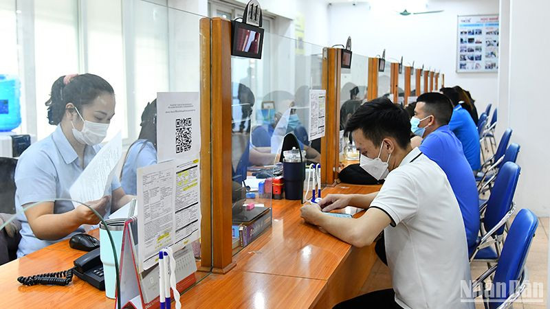 Lao động làm thủ tục về bảo hiểm thất nghiệp tại Trung tâm Dịch vụ việc làm Hà Nội. (Ảnh: THỦY NGUYÊN)