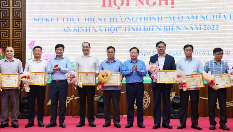 Đồng chí Mùa A Sơn, Phó Bí thư Thường trực Tỉnh ủy cùng đồng chí Lê Thành Đô, Chủ tịch UBND tỉnh Điện Biên trao Bằng khen tặng các cá nhân có nhiều đóng góp trong thực hiện chương trình.