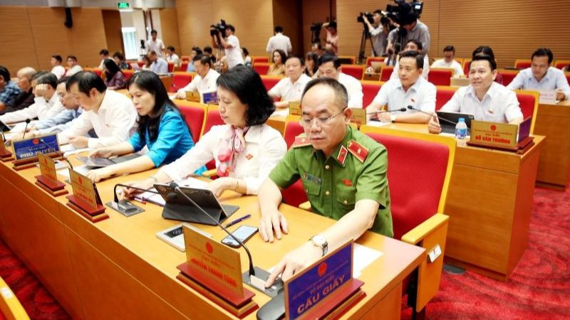 Đại biểu Hội đồng nhân dân Thành phố Hà Nội quyết nghị tại kỳ họp thứ 16.