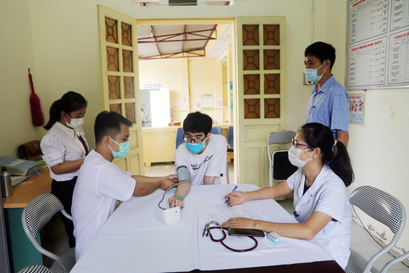 Khám, chữa bệnh tại Trạm Y tế phường Phùng Chí Kiên (thành phố Bắc Kạn) trong điều kiện cơ sở vật chất xuống cấp. (Ảnh BÙI KHIÊM)