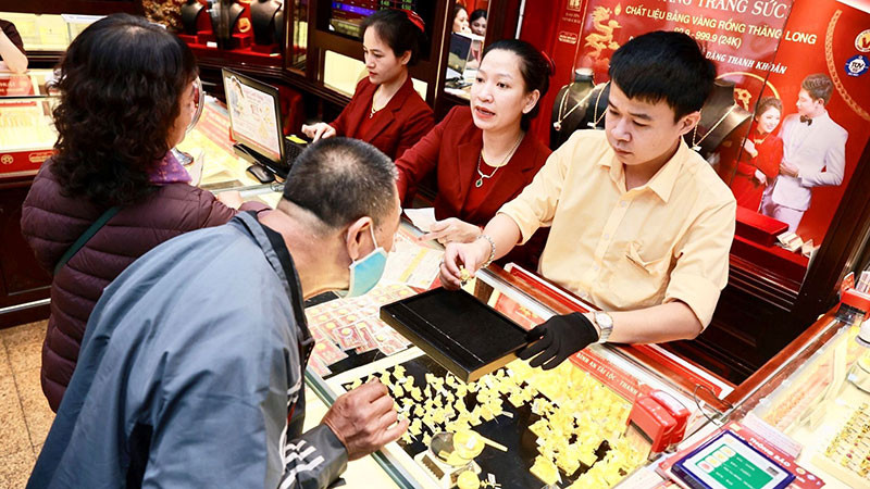 Khách hàng giao dịch mua bán vàng. (Ảnh MINH ANH)
