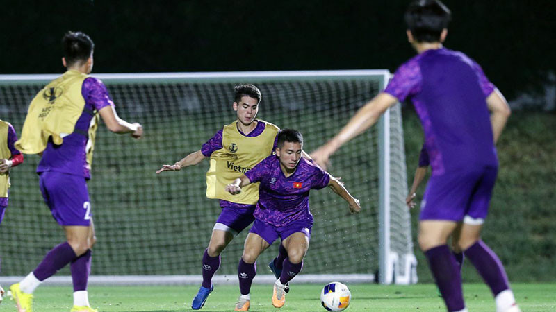 Đội tuyển U23 Việt Nam tập luyện tại Qatar chuẩn bị cho trận đấu với U23 Kuwait.