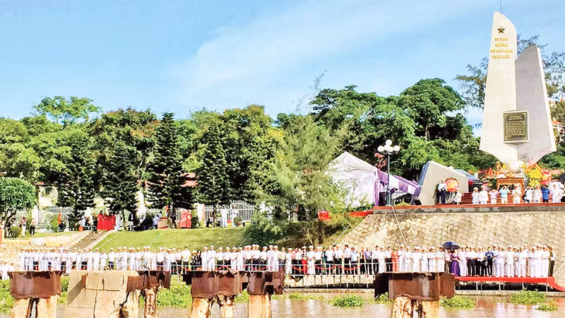 Lễ tưởng niệm các anh hùng, liệt sĩ của “Đoàn tàu không số” tại Bến K15 (Đồ Sơn, Hải Phòng).