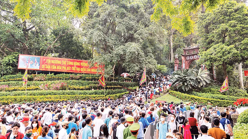 Người dân trảy hội Đền Hùng.