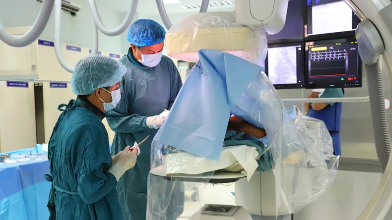 Các bác sĩ Khoa Can thiệp - Tim mạch, Bệnh viện đa khoa tỉnh Ninh Thuận, phẫu thuật cho bệnh nhân. (Ảnh minh họa: nhandan.vn)