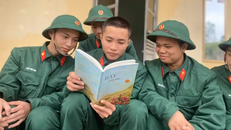 Các chiến sĩ mới đọc sách trong khoảnh khắc được nghỉ giải lao.