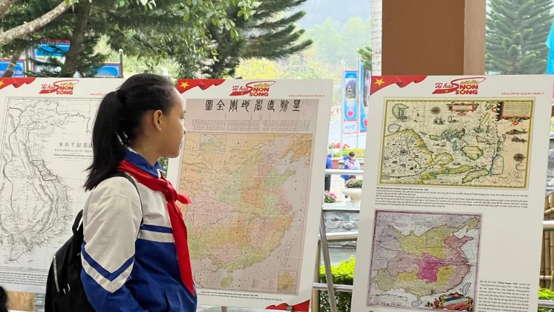 Thiếu nhi huyện Hà Quảng chăm chú xem triển lãm ảnh về chủ quyền biên cương, hải đảo.