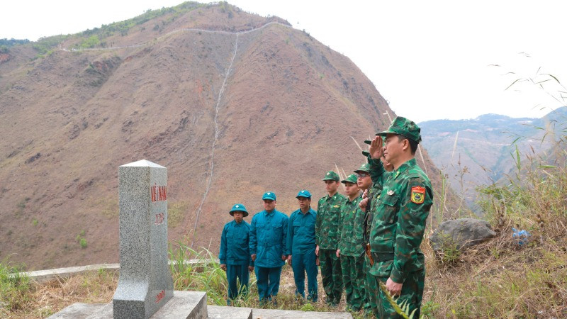 Chào cột mốc thiêng liêng khẳng định chủ quyền của Tổ quốc.