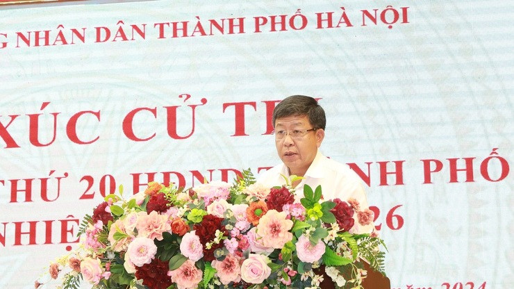 Phó chủ tịch Ủy ban nhân dân thành phố Dương Đức Tuấn phát biểu tại hội nghị tiếp xúc cử tri quận Hai Bà Trưng.