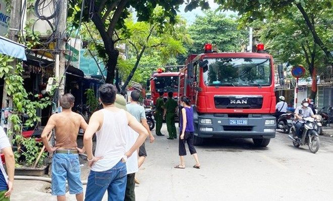 Hoá vàng là nguyên nhân dẫn đến vụ cháy nhà dân xảy ra tại ngõ 32, phố Hoàng Đạo Thành, phường Kim Giang, quận Thanh Xuân - Ảnh: CSPCCC