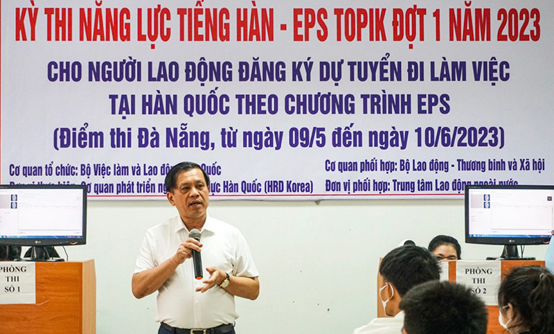 Thứ trưởng Lao động-Thương binh và Xã hội Nguyễn Bá Hoan kiểm tra công tác tổ chức kỳ thi EPS-TOPIK ngày 18/5/2023 tại Đà Nẵng. (Ảnh: Molisa)