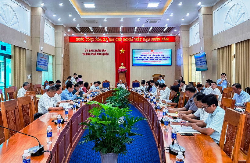 Lãnh đạo tỉnh Kiên Giang và lãnh đạo Tập đoàn FPT làm việc.