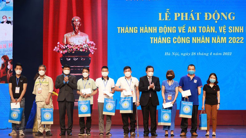 Tặng quà công nhân lao động bị tai nạn lao động tại lễ phát động Tháng hành động về an toàn, vệ sinh lao động và Tháng Công nhân năm 2022. (Ảnh: nhandan.vn)