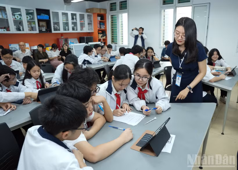 Trong một giờ học bậc trung học cơ sở tại Việt Nam.