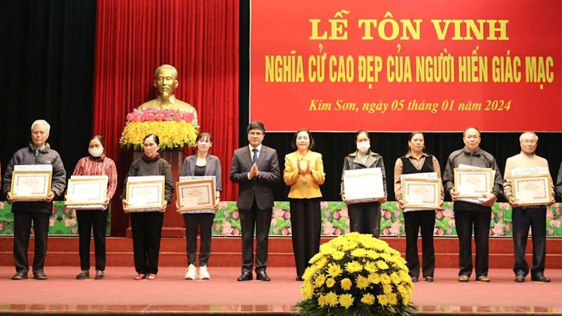 Khen thưởng, tri ân các tập thể, cá nhân có thành tích trong vận động, hiến giác mạc tại chương trình tôn vinh. (Ảnh: XUÂN TRƯỜNG)