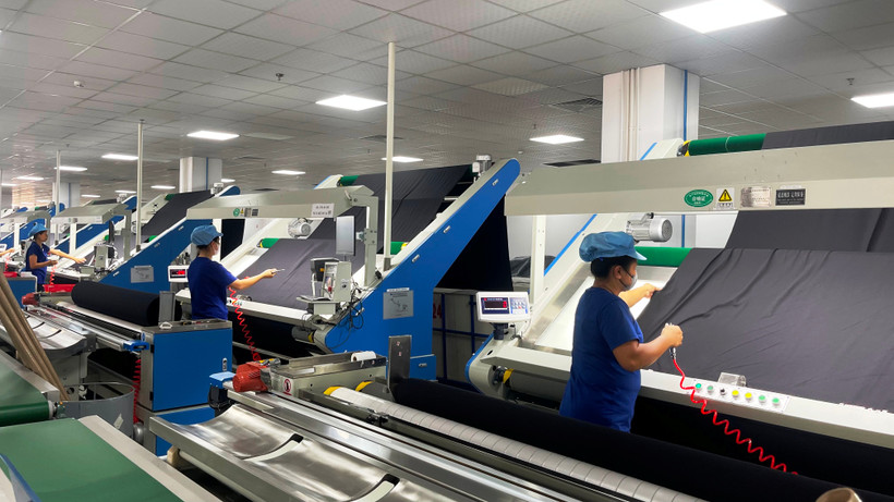 Công nhân làm việc trong Nhà máy dệt nhuộm do Tập đoàn Toray (Nhật Bản) đầu tư tại Khu công nghiệp dệt may Rạng Đông, huyện Nghĩa Hưng, Nam Định. (Ảnh: XUÂN TRƯỜNG)