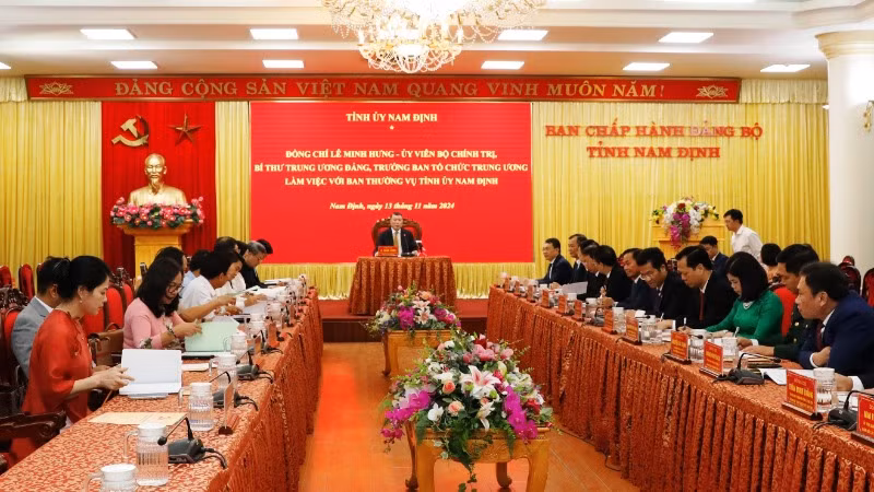 Đồng chí Lê Minh Hưng, Ủy viên Bộ Chính trị, Bí thư Trung ương Đảng, Trưởng Ban Tổ chức Trung ương chủ trì buổi làm việc với Ban Thường vụ Tỉnh ủy Nam Định.