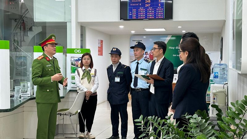 Lực lượng Công an Ninh Bình thường xuyên tổ chức hướng dẫn kỹ năng phòng ngừa tội phạm liên quan đến hệ thống ngân hàng. (Ảnh: XUÂN TRƯỜNG)