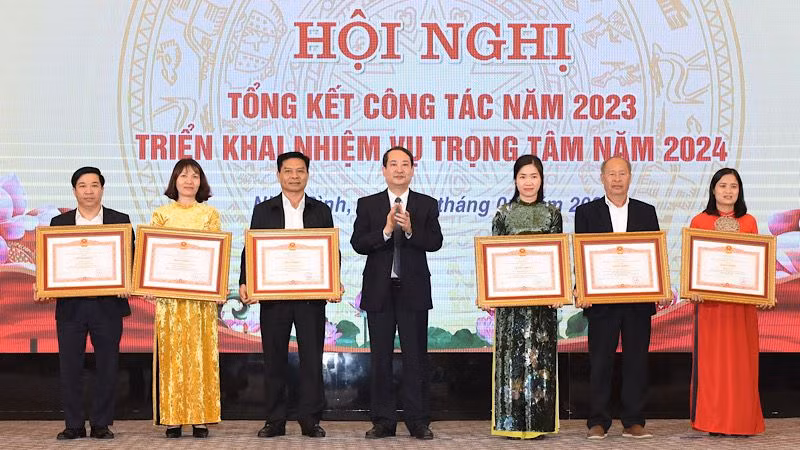 Đồng chí Mai Văn Tuất, Phó Bí thư Thường trực Tỉnh ủy, Chủ tịch Hội đồng nhân dân tỉnh Ninh Bình trao bằng khen cho các tập thể, cá nhân có thành tích xuất sắc trong công tác Tuyên giáo. (Ảnh: XUÂN TRƯỜNG)