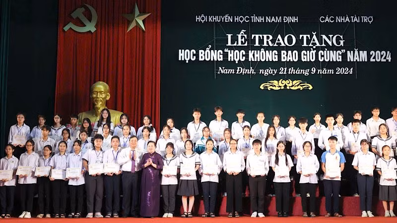 Lãnh đạo tỉnh Nam Định, Trung ương Hội Khuyến học Việt Nam trao học bổng cho các học sinh tại buổi lễ.