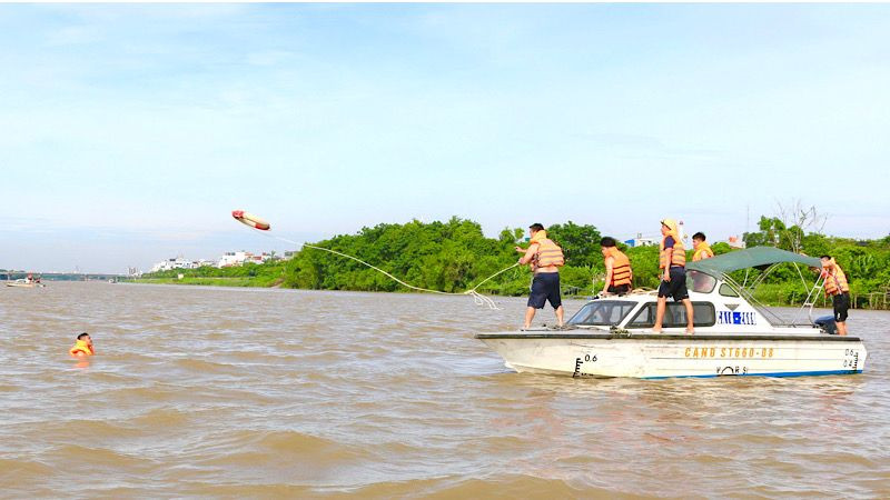 Thực hành cứu người bị đuối nước trong chương trình tập huấn.