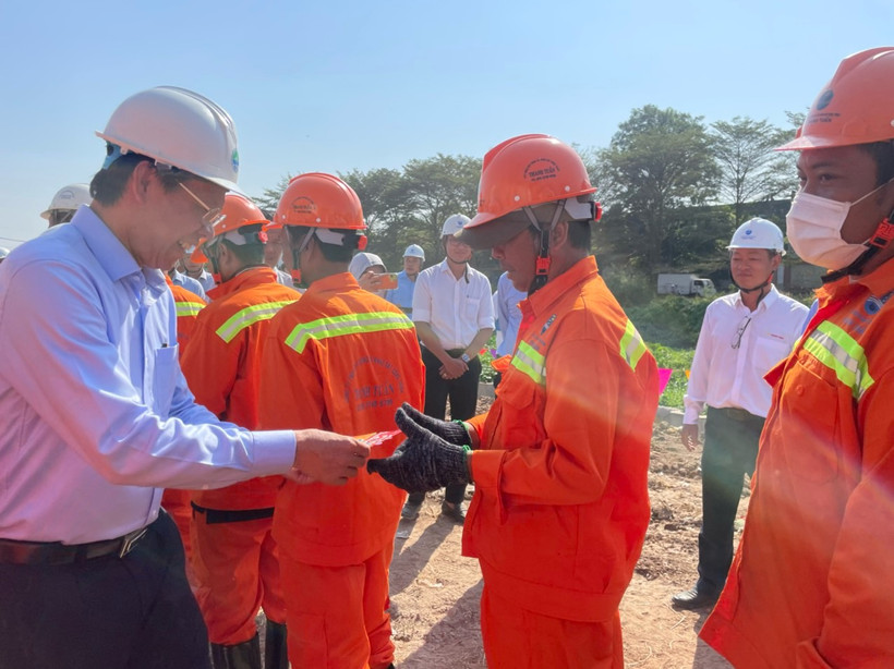 Chủ tịch Ủy ban nhân dân TP Hồ Chí Minh Phan Văn Mãi thăm hỏi, chúc Tết công nhân trên công trường.