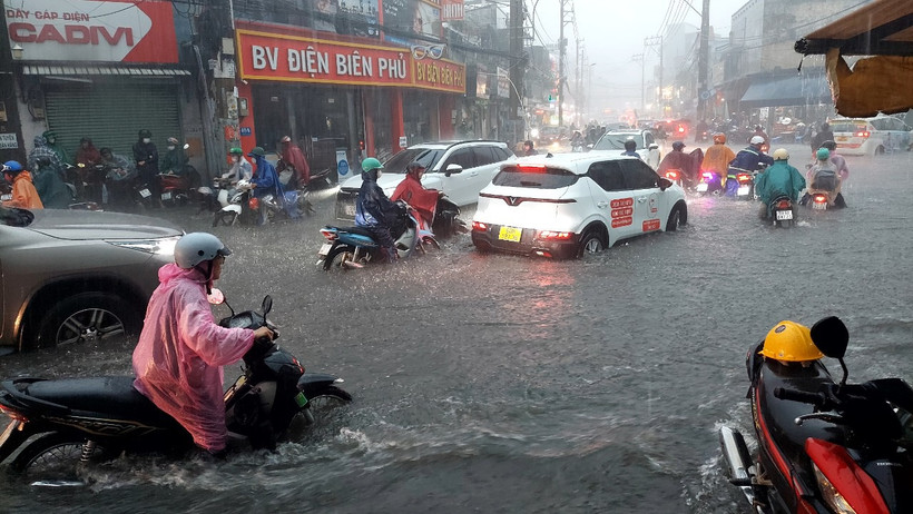 Khu vực chung quanh chợ Thủ Đức biến thành sông sau cơn mưa chiều muộn 15/5