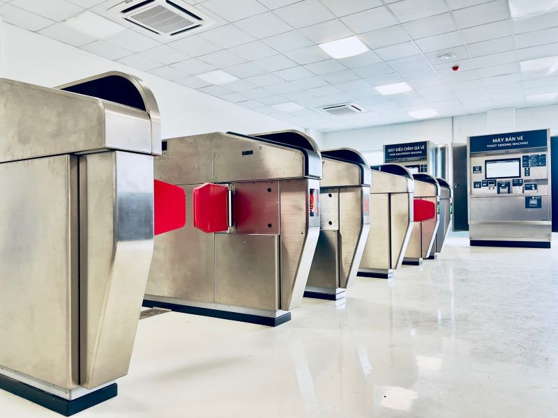 Máy đọc thẻ khi lên tàu metro.