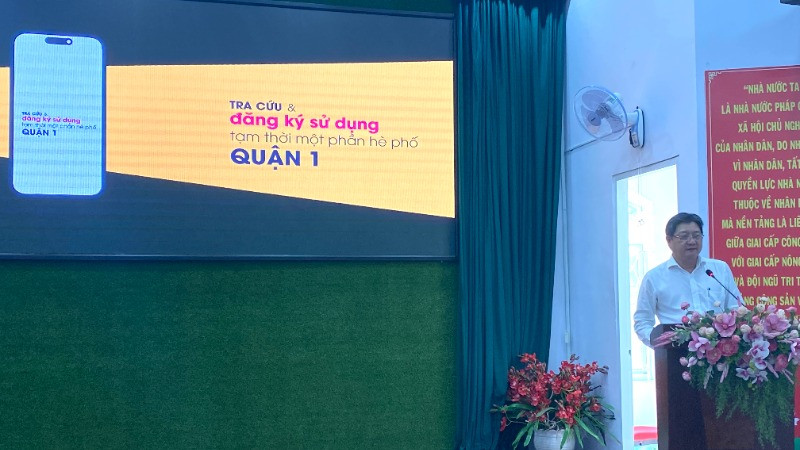 Sử dụng phần mềm “Tra cứu và đăng ký sử dụng tạm thời một phần hè phố Quận 1” để đăng ký sử dụng vỉa hè ở 52 tuyến đường. (Ảnh: QUÝ HIỀN)