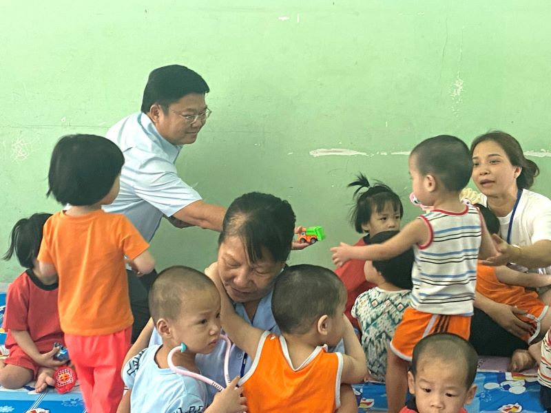 Giám đốc Sở Lao động, Thương binh và Xã hội Thành phố Hồ Chí Minh Lê Văn Thinh tặng đồ chơi cho trẻ tại Trung tâm Bảo trợ trẻ em Tam Bình.