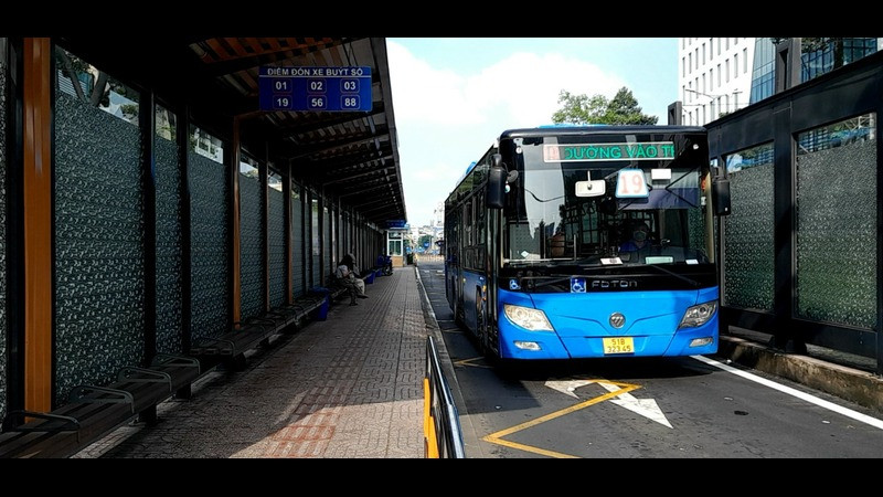 Một tuyến xe buýt có trợ giá đón khách tại trạm Hàm Nghi, quận 1.