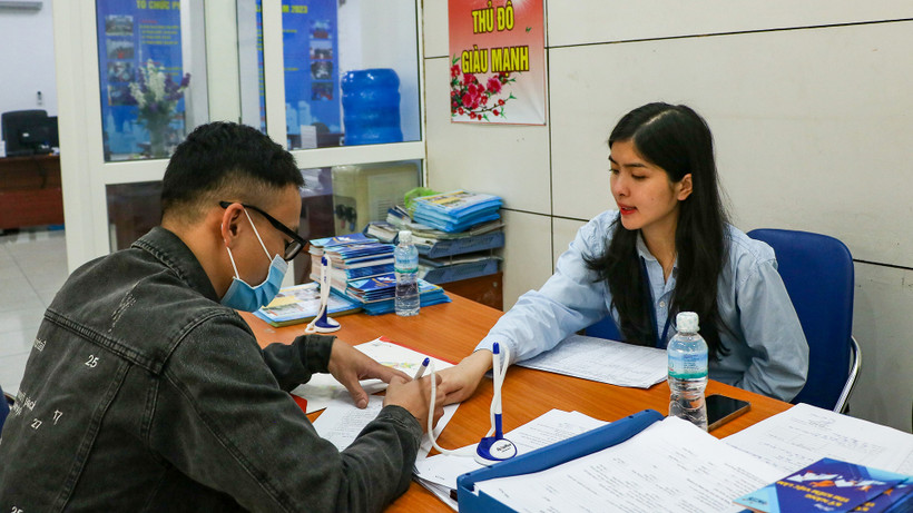 Người lao động tìm hiểu thông tin tại Trung tâm Dịch vụ việc làm Hà Nội. (Ảnh: nhandan.vn)