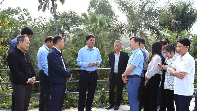 Chủ tịch Ủy ban nhân dân tỉnh Điện Biên Lê Thành Đô (người đứng giữa ảnh) kiểm tra thực địa công tác giải phóng mặt bằng tại Dự án Quản lý đa thiên tai lưu vực sông Nậm Rốm. 