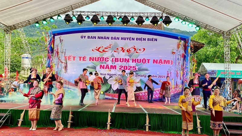 Bà con dân tộc Lào ở xã Na Sang chung vui đón Tết truyền thống của dân tộc.