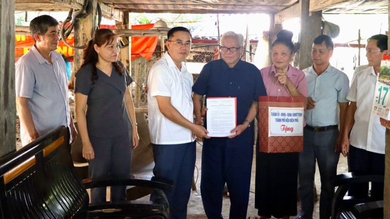 Chủ tịch Ủy ban nhân dân thành phố Điện Biên Phủ Nguyễn Quang Hưng trao quyết định cấp đất cho người dân.