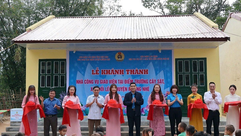 Cắt băng khánh thành nhà công vụ tại điểm trường Cây Sặt. 