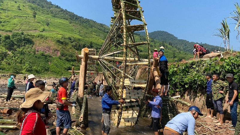 Bà con nhân dân các bản trong xã Chà Nưa góp sức cải tạo cảnh quan giúp bản Nà Sự duy trì mô hình bản du lịch cộng đồng. (Ảnh: BÍCH HẠNH)
