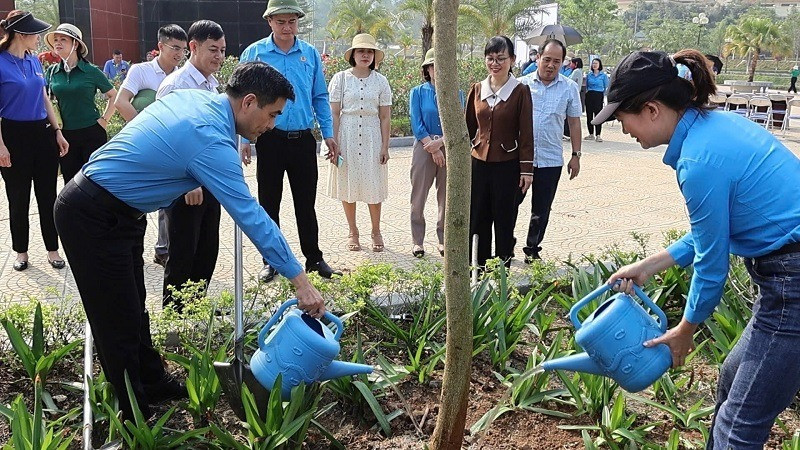 Hưởng ứng Tết trồng cây, cán bộ công đoàn cùng công nhân, người lao động thành phố Điện Biên Phủ trồng cây hoa ban trong Công viên Võ Thị Sáu.