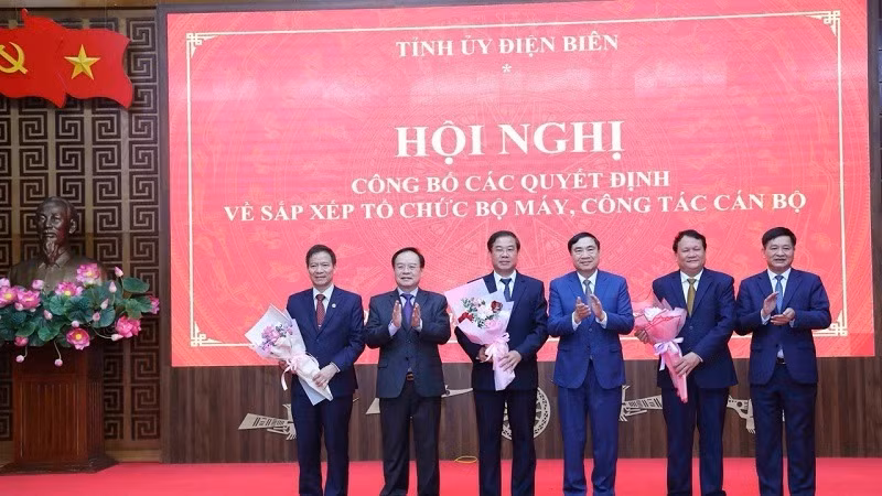 Đồng chí Đặng Xuân Vịnh (thứ hai từ phải sang) là người đã tự nguyện nghỉ hưu trước tuổi theo Nghị định 178/2024/NĐ-CP nhưng đang còn vướng mắc trong áp dụng chế độ giữa các nghị định. 