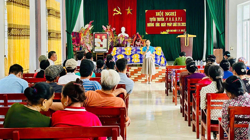 Cán bộ Bảo hiểm xã hội huyện phối hợp các đơn vị tổ chức tuyên truyền chính sách bảo hiểm xã hội, bảo hiểm y tế đến người dân. (Ảnh: Ban tổ chức)