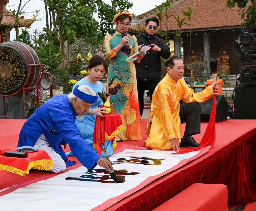 Nhà thư pháp Lê Thiên Lý viết thư pháp đầu xuân