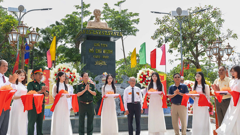 Khánh thành tượng đài Chủ tịch Hồ Chí Minh tại xã Nam Điền (huyện Nam Trực, Nam Định). (Ảnh: VIẾT DƯ)