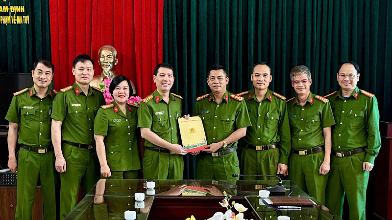 Đại tá Phan Văn Lý, Phó Giám đốc Công an tỉnh Nam Định thưởng nóng cho cán bộ, chiến sĩ Phòng Cảnh sát Điều tra tội phạm về ma túy Công an Nam Định.