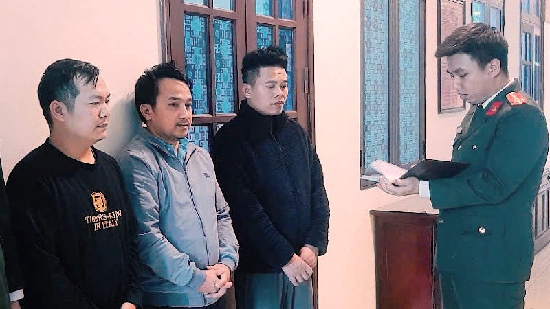 Từ trái qua phải là các đối tượng: Chu Anh Quân, Lê Minh Thành, Tạ Nguyên Ngọc tại cơ quan Công an tỉnh Nam Định. (Ảnh: Công an tỉnh cung cấp)
