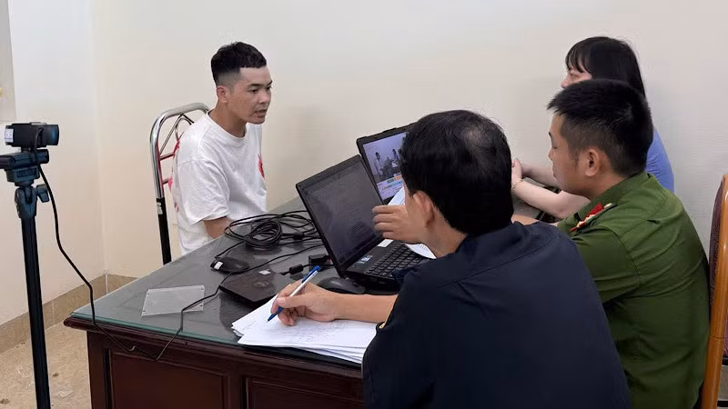 Cơ quan chức năng lấy lời khai của đối tượng Nguyễn Văn Tiến. (Ảnh: Công an Nam Định)