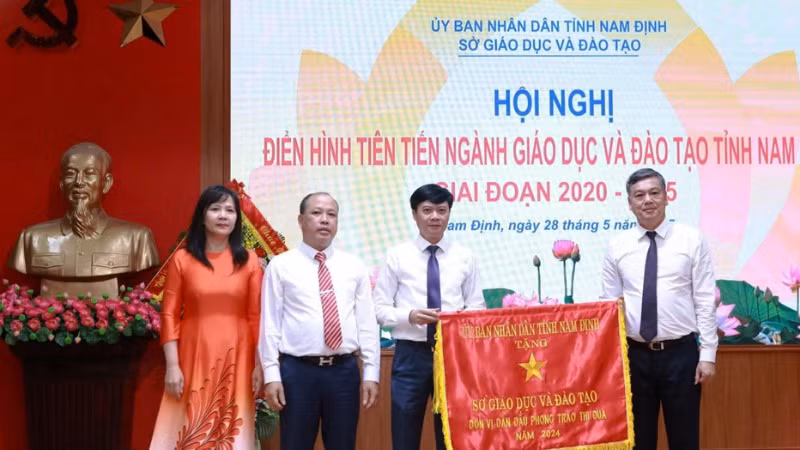 Lãnh đạo Ủy ban nhân dân tỉnh Nam Định trao Cờ dẫn đầu phong trào thi đua năm 2024 cho Sở Giáo dục và Đào tạo Nam Định.