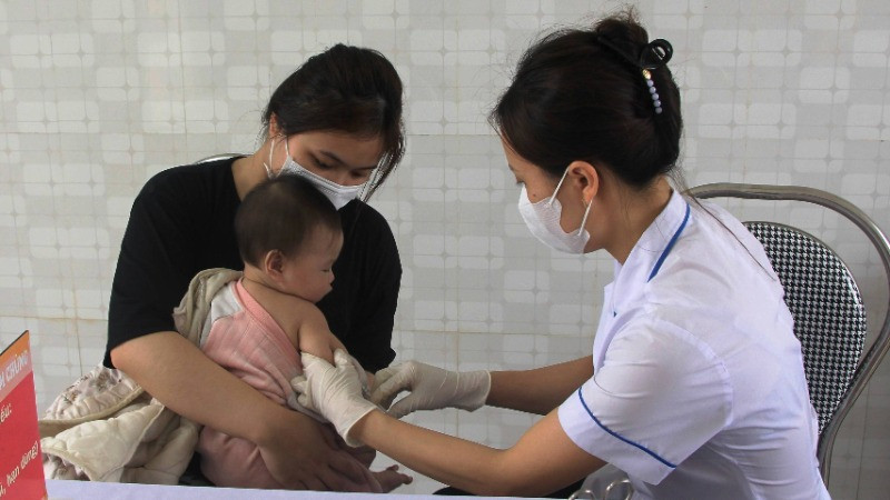 Tiêm vaccine sởi cho trẻ em. (Ảnh: SỞ Y TẾ NAM ĐỊNH)