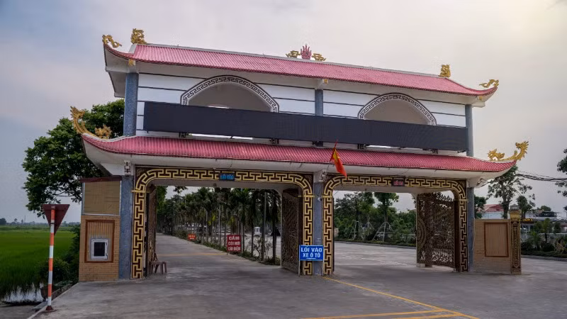 Cổng vào Đài hóa thân hoàn vũ Thanh Bình.